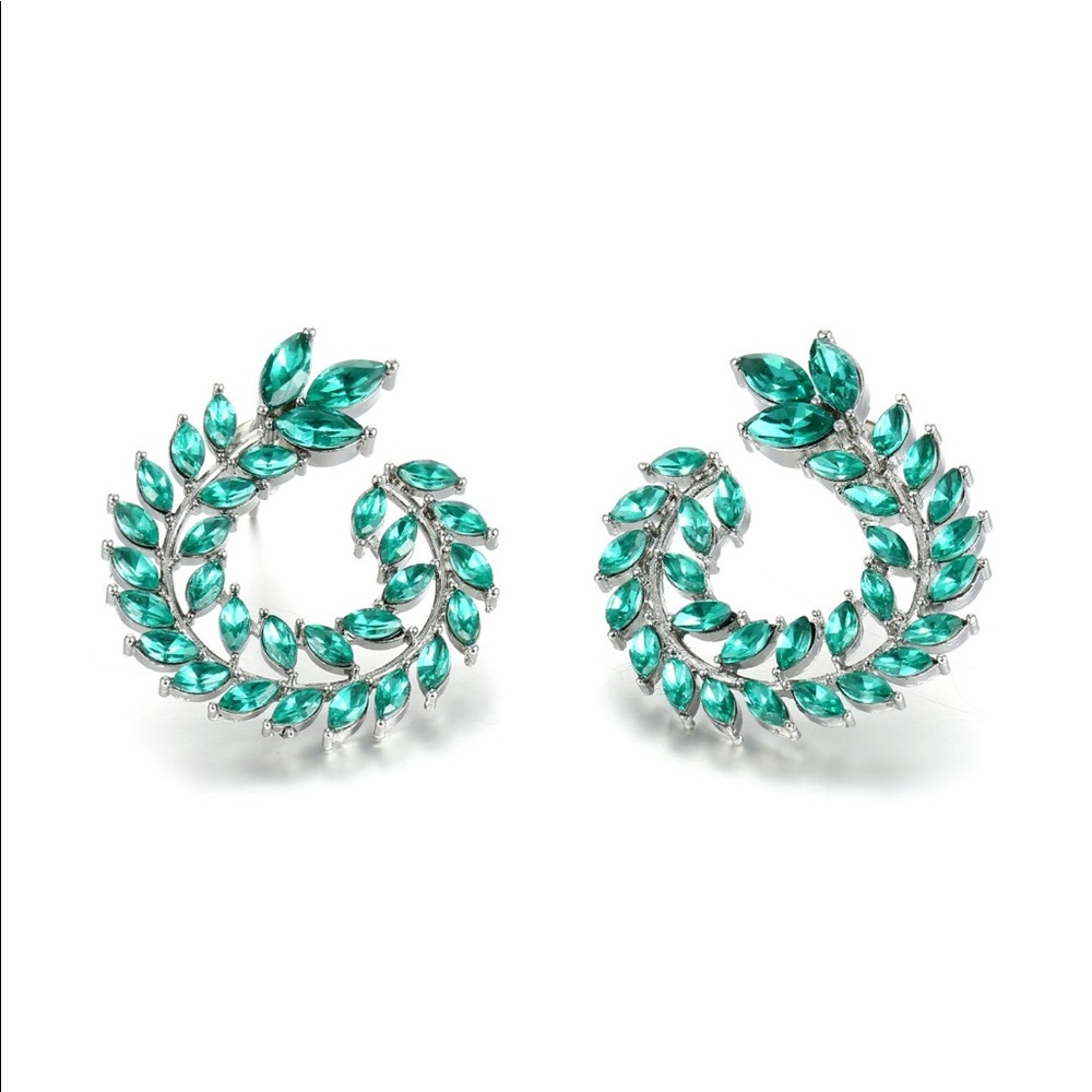  Regal Wreath Earrings - Picture 4 of 5